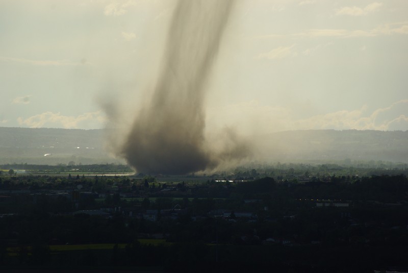 Foto tornado di berbagai negara yang ngeri-ngeri sedap