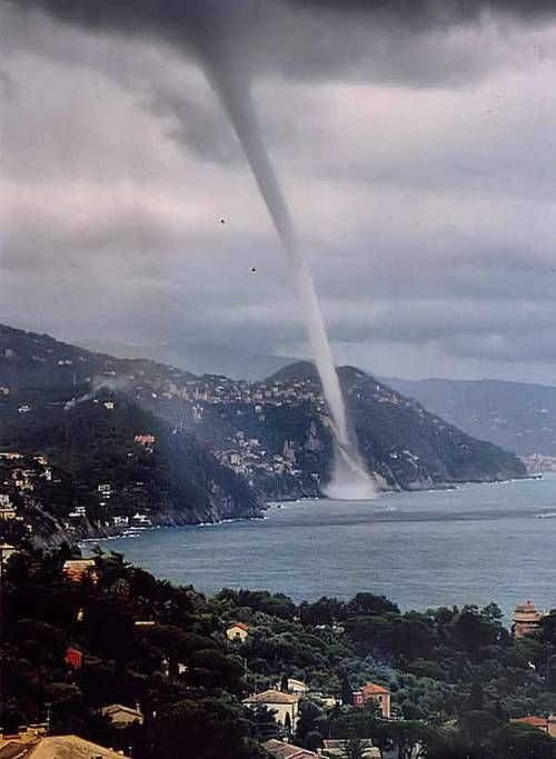 Foto tornado di berbagai negara yang ngeri-ngeri sedap