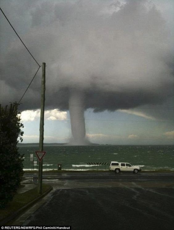 Foto tornado di berbagai negara yang ngeri-ngeri sedap