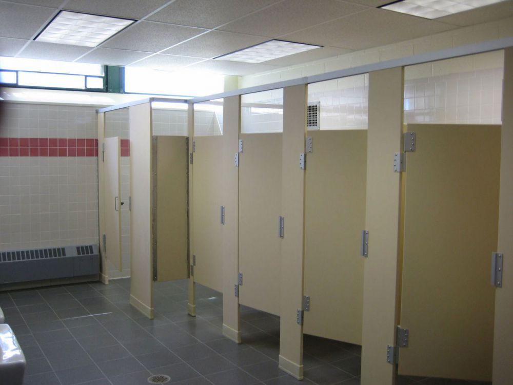 Alasan kenapa desain bilik toilet umum tak tertutup rapat