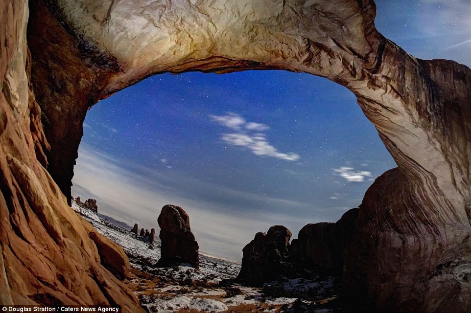 Foto pemandangan keren ini diambil dari lubang tebing