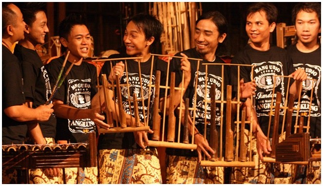 7 Pertunjukan Seni Yang Memukau Wisatawan Asing