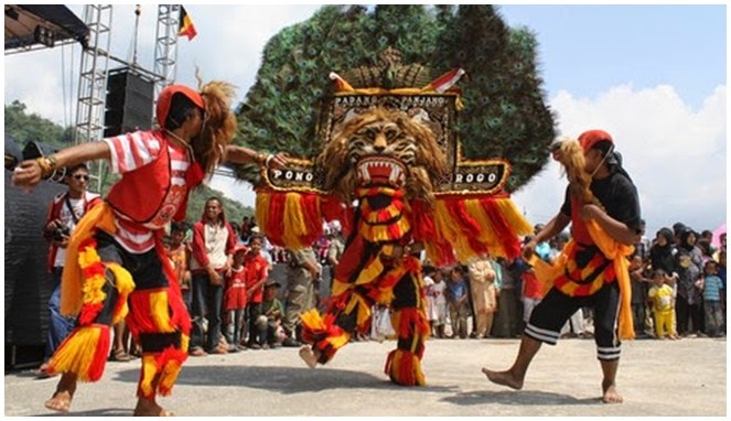 7 Pertunjukan Seni Yang Memukau Wisatawan Asing