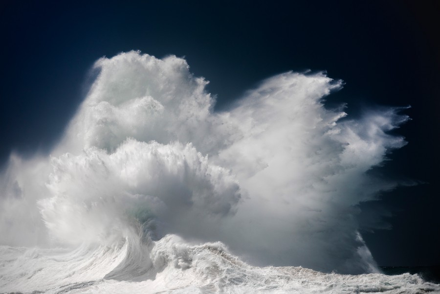 Foto deburan ombak karya Luke Shadbolt