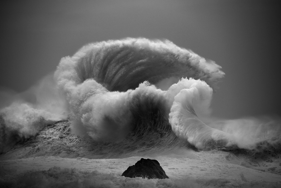 Foto deburan ombak karya Luke Shadbolt