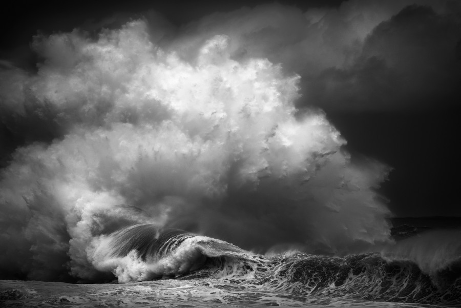 Foto deburan ombak karya Luke Shadbolt