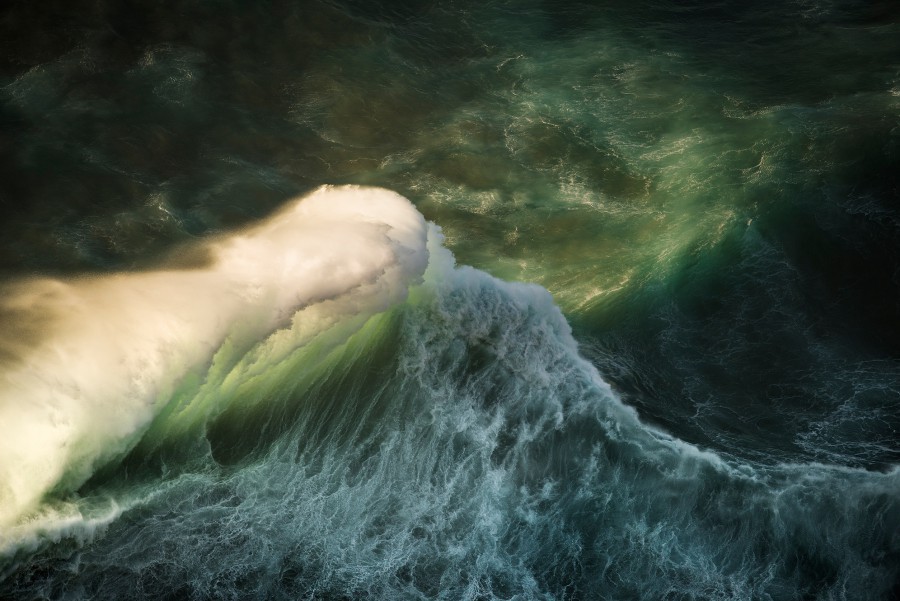 Foto deburan ombak karya Luke Shadbolt