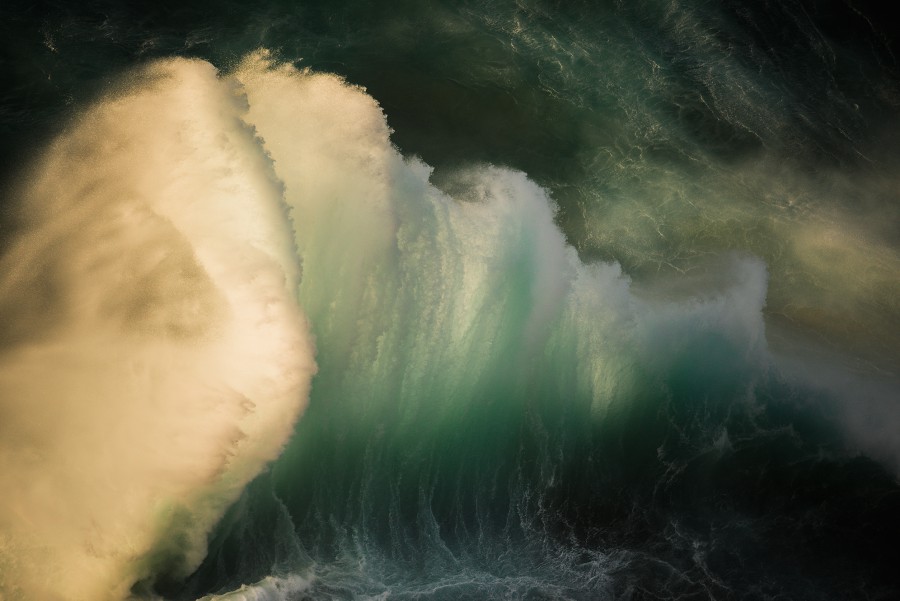 Foto deburan ombak karya Luke Shadbolt