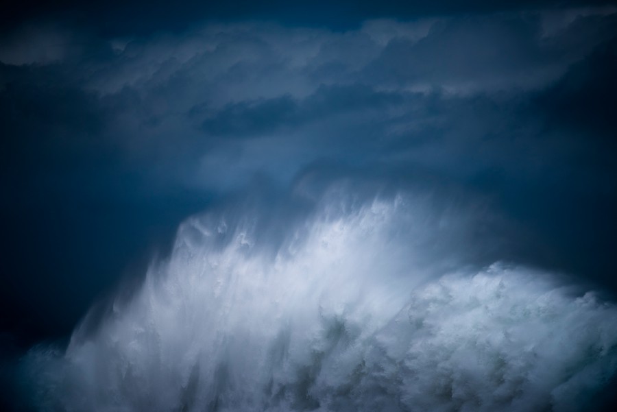 Foto deburan ombak karya Luke Shadbolt