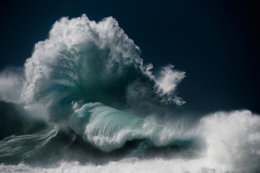 Foto deburan ombak karya Luke Shadbolt