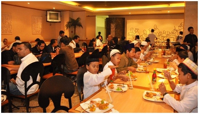 5 Berkah Bulan Ramadan Bagi yang Nggak Ikutan Merayakan