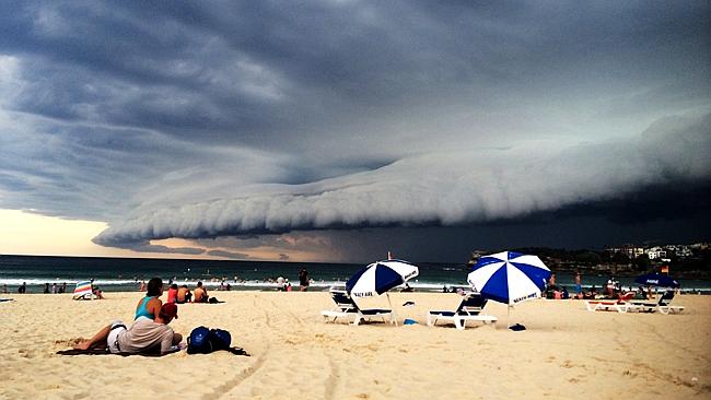 Mengerikan, Awan Mirip Tsunami di Sydney