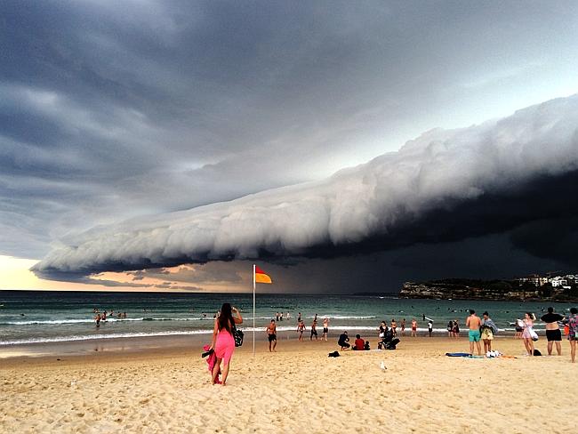 Mengerikan, Awan Mirip Tsunami di Sydney