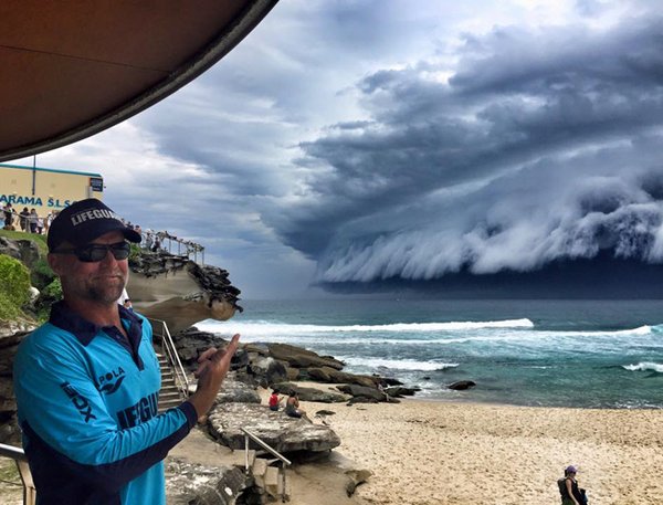 Mengerikan, Awan Mirip Tsunami di Sydney