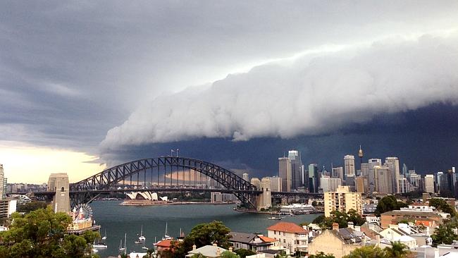 Mengerikan, Awan Mirip Tsunami di Sydney