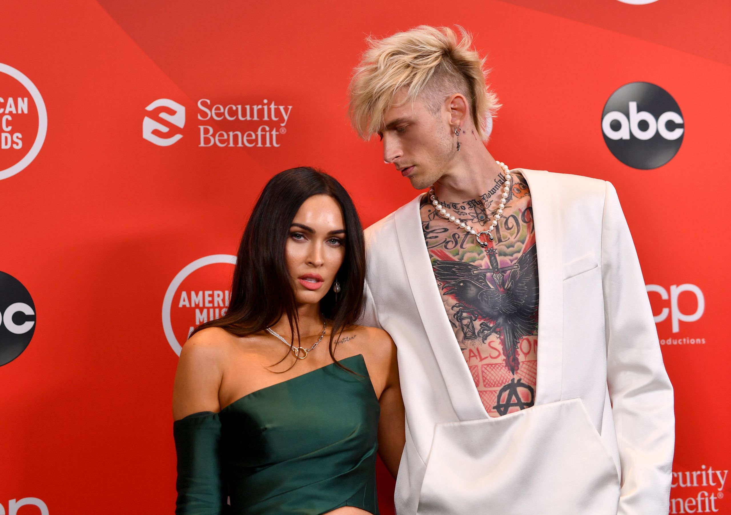 megan-fox-hadir-tanpa-pasangan-di-met-gala-2021-usai-pacar-berkelahi-di-vma