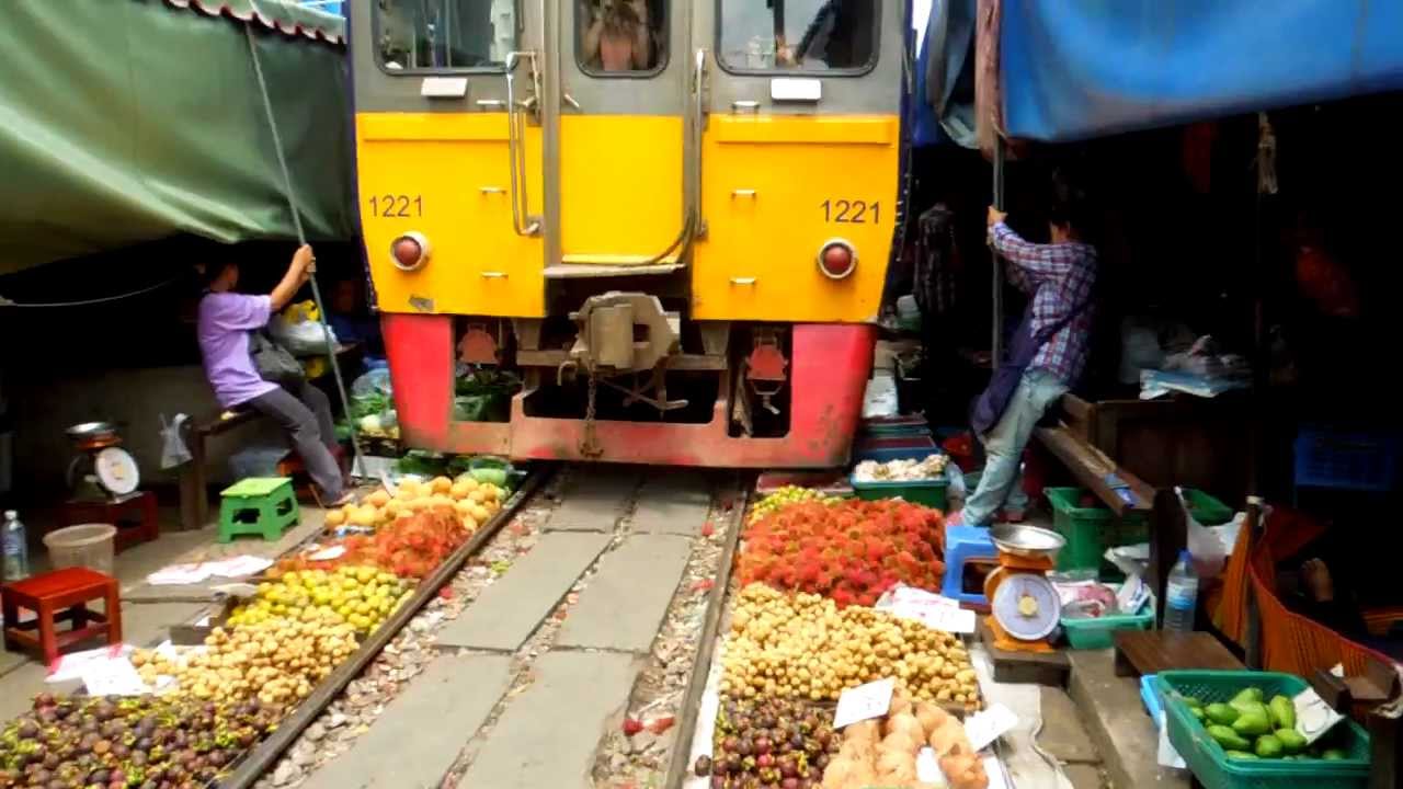 Mengerikan! Ada Pasar di Jalur Kereta Thailand 