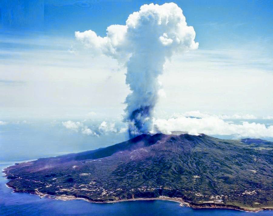 Pulau yang Para Penghuninya Menggunakan Masker Gas