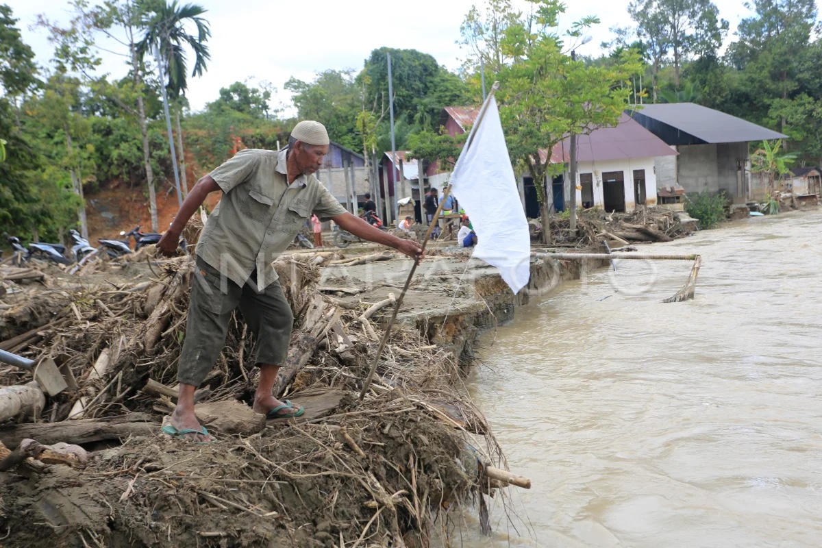 Indonesia Terpuruk dengan Bendera Putih di Sumatera yang Dilanda Banjir 