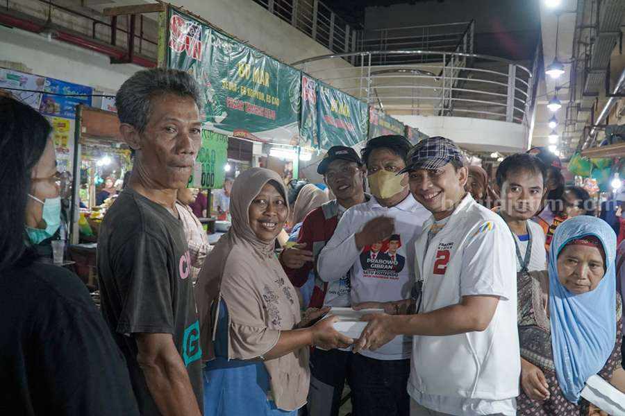 tkd-prabowo-gibran-jatim-bagi-2000-nasi-kotak-di-pasar