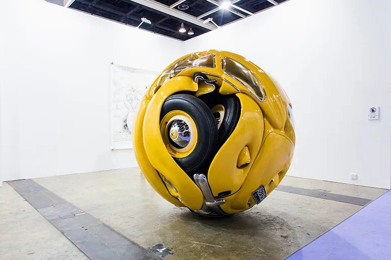 Seniman Ichwan Noor Menyulap VW Beetle Menjadi Bola Kuning