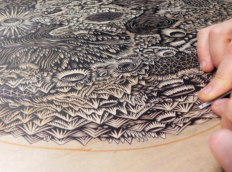 Mengenal Seni Cukil Kayu, Salah Satu Metode Cetak Manual Kuno yang Tetap Eksis!