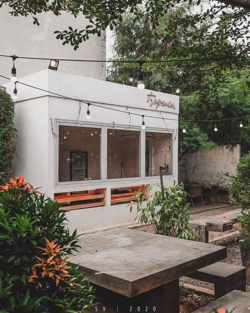 Halaman Belakang : Open Space Cafe di Bpgor yang Cozy Banget!