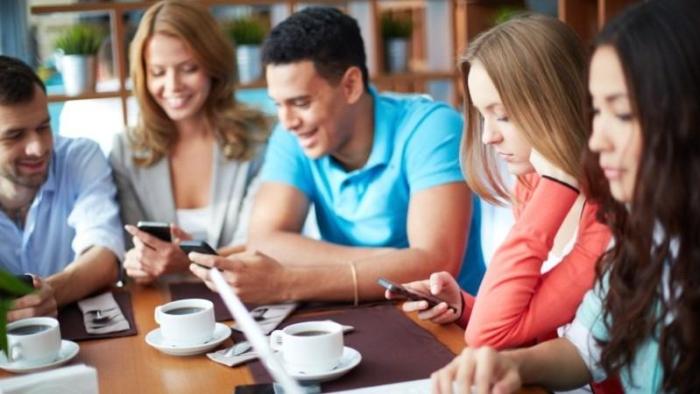 8 Hal yang Sering Dilakuin Orang Sekarang Ketika Sedang Ngumpul Sama Temen-temen