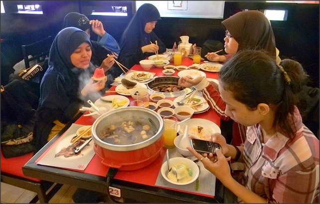 8 Hal yang Sering Dilakuin Orang Sekarang Ketika Sedang Ngumpul Sama Temen-temen