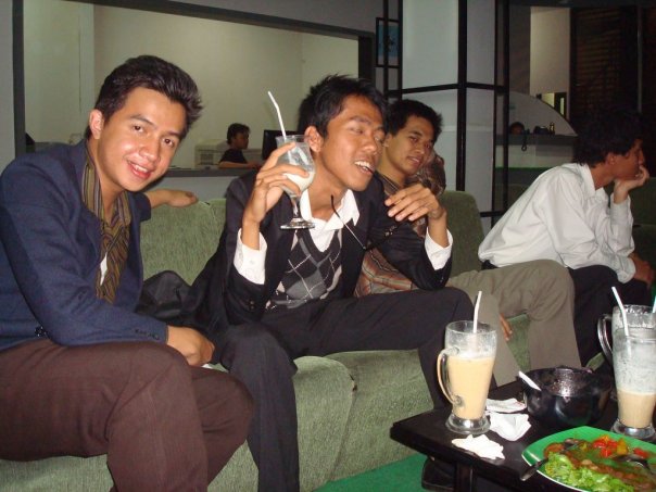 8 Hal yang Sering Dilakuin Orang Sekarang Ketika Sedang Ngumpul Sama Temen-temen