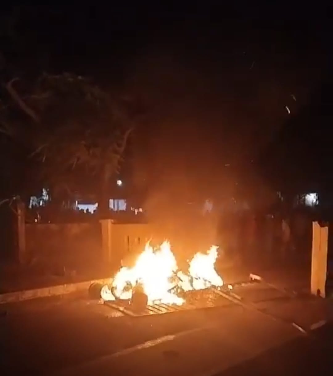 Warga Bakar dan Rusak Kantor Polsek Kayangan Lombok Utara