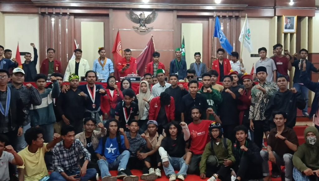 Massa Cipayung Kendari Duduki Paripurna DPRD Sultra, Satu Gedung Nyaris Terbakar