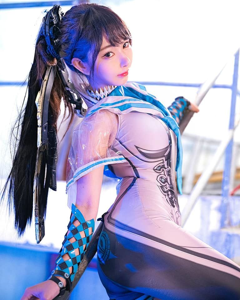 Cosplay Keren! Zoe So Menampilkan Transformasi Menjadi Eve dari Stellar Blade