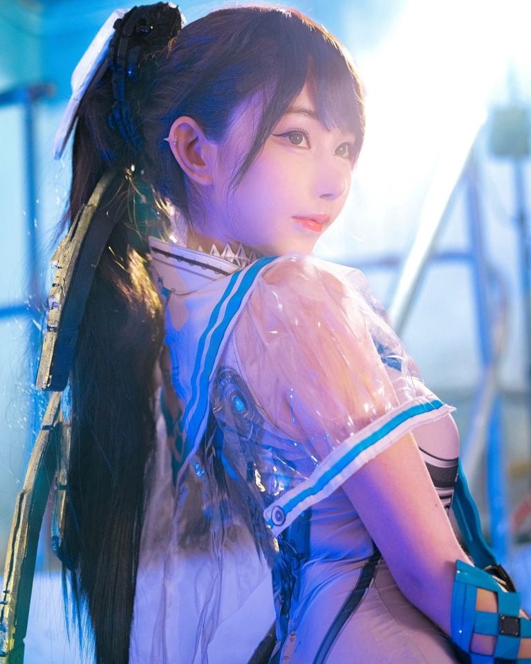 Cosplay Keren! Zoe So Menampilkan Transformasi Menjadi Eve dari Stellar Blade