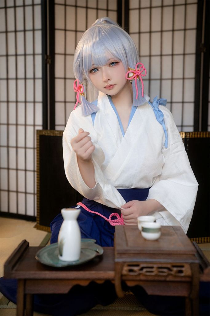 Gaya Cosplay Ayaka dari Genshin Impact yang Bikin Baper!