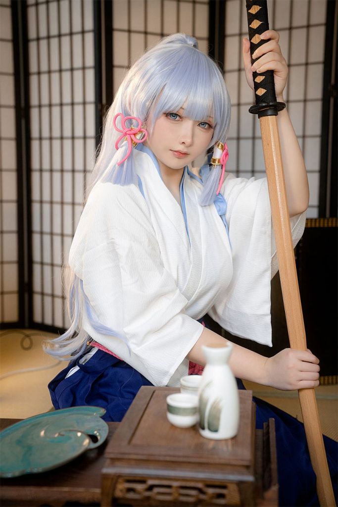 Gaya Cosplay Ayaka dari Genshin Impact yang Bikin Baper!