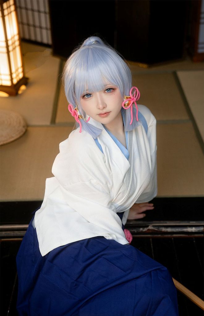 Gaya Cosplay Ayaka dari Genshin Impact yang Bikin Baper!