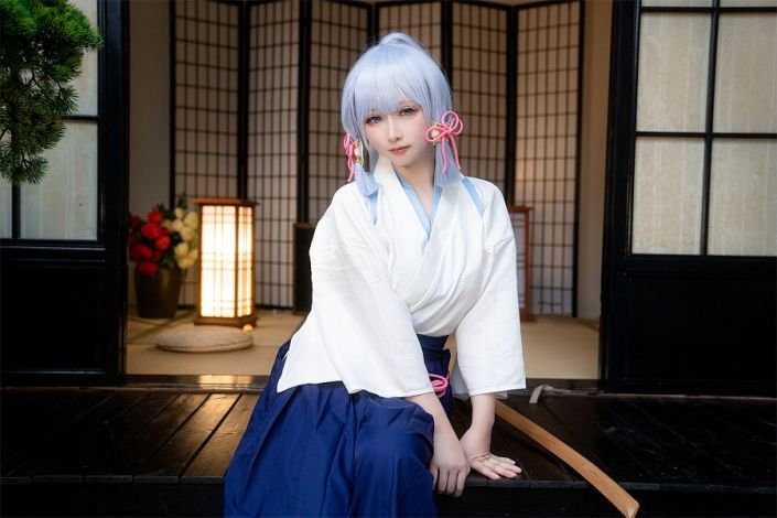 Gaya Cosplay Ayaka dari Genshin Impact yang Bikin Baper!
