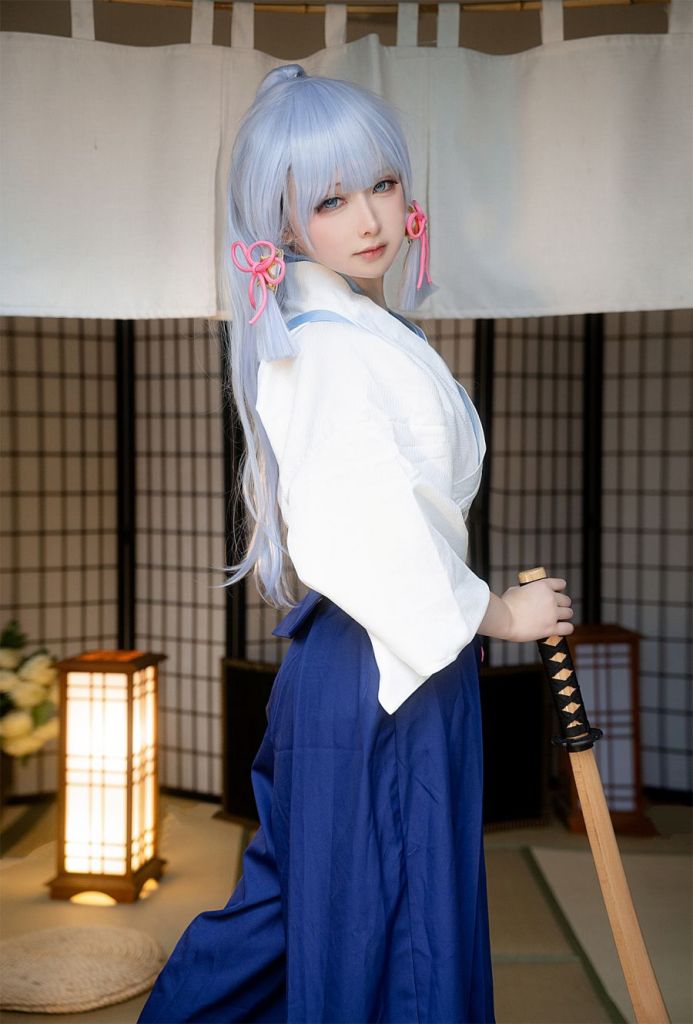 Gaya Cosplay Ayaka dari Genshin Impact yang Bikin Baper!