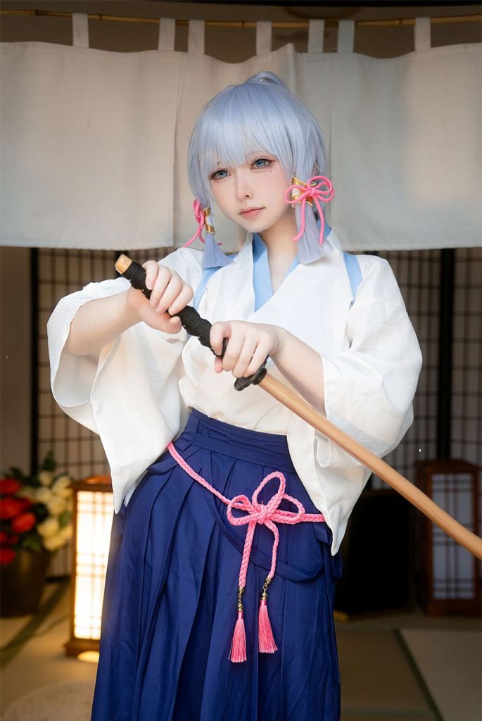 Gaya Cosplay Ayaka dari Genshin Impact yang Bikin Baper!