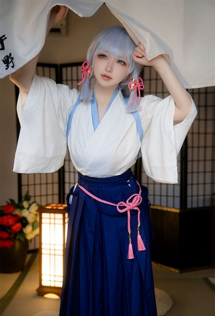 Gaya Cosplay Ayaka dari Genshin Impact yang Bikin Baper!