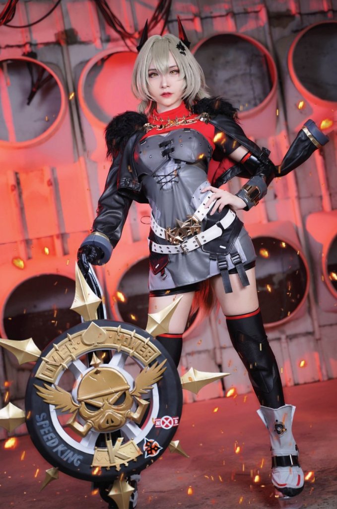 Fans HoYoverse Wajib Lihat! Cosplay Caesar Ms. Rina Bikin Geger!
