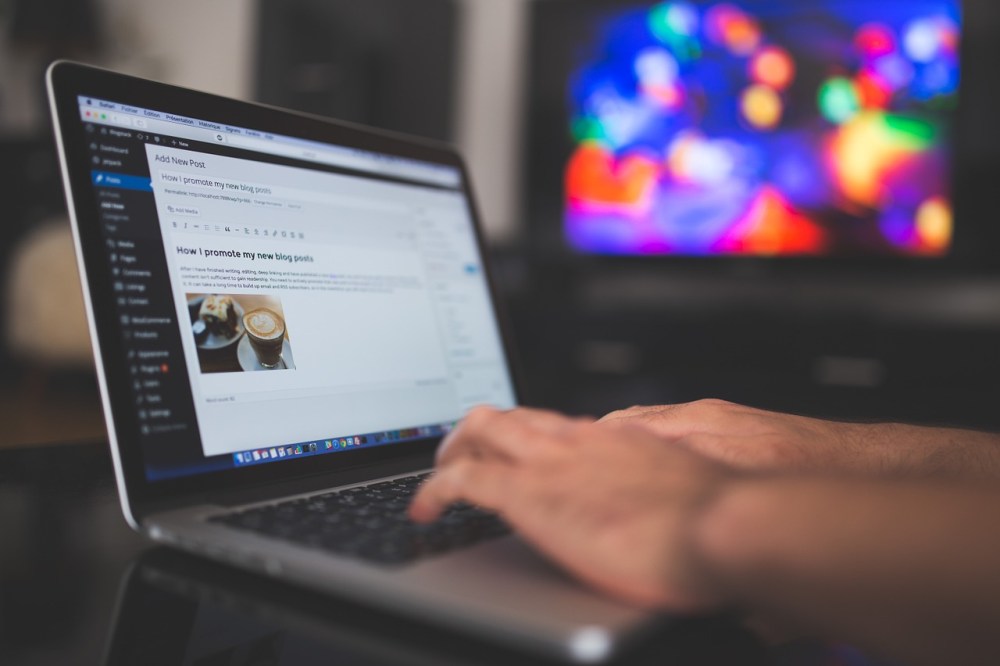 Hal-hal yang Sering Ditemukan Di Status Media Sosial