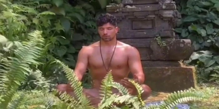 Viral Pria Bule Telanjang Sambil Meditasi Di Bali