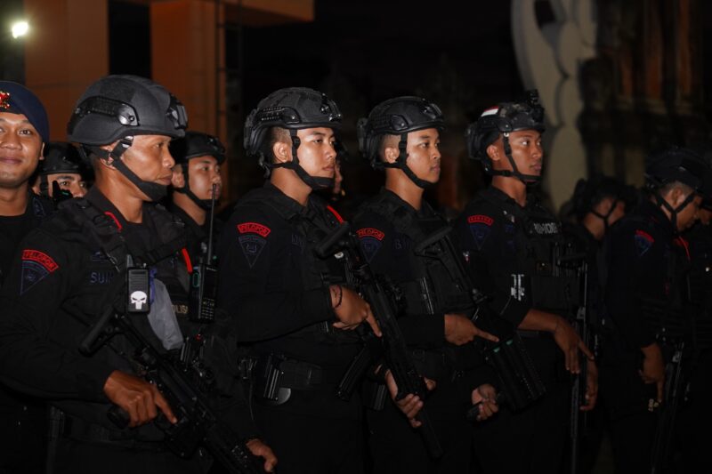polisi-dan-pecalang-gelar-apel-malam-siaga-antisipasi-demonstrasi