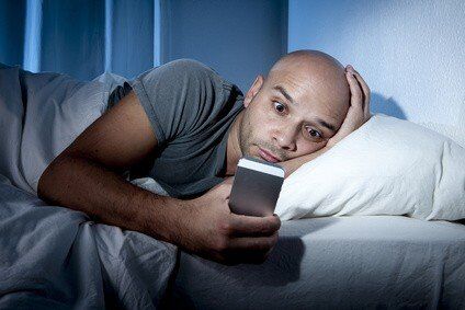 bahaya-pakai-smartphone-di-malam-hari