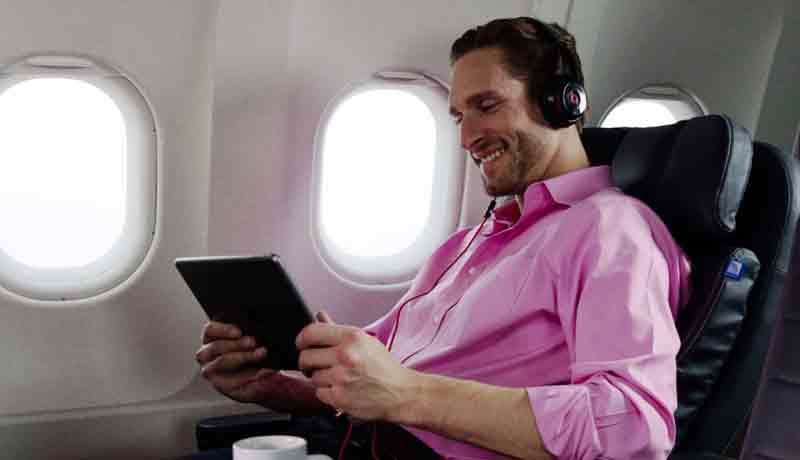 Hindari Menggunakan Earphone Bluetooth Saat Naik Pesawat