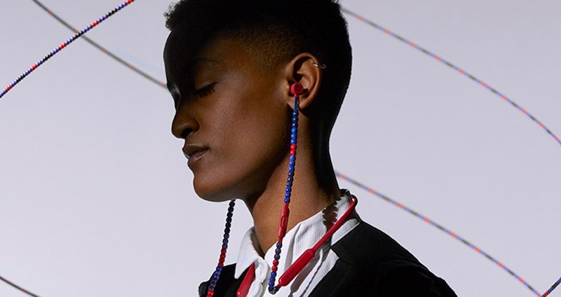 Beats X Sacai Edition: In Ear Headphone Nirkabel yang Bisa Jadi Aksesoris Kalung