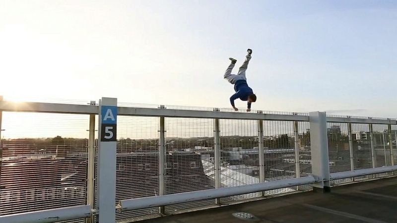 &#91;GREGET&#93; Orang ini Handstand Di gedung bertingkat