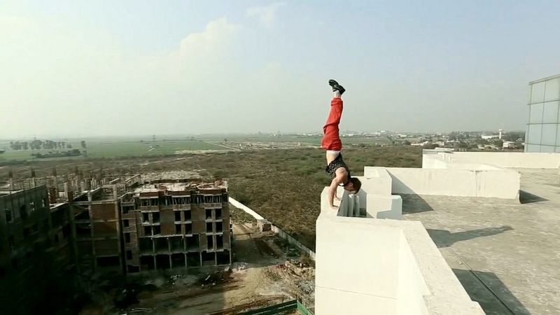 &#91;GREGET&#93; Orang ini Handstand Di gedung bertingkat
